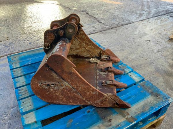 24" MINI DIGGER BUCKET....30mm PINS......32705. 377236322