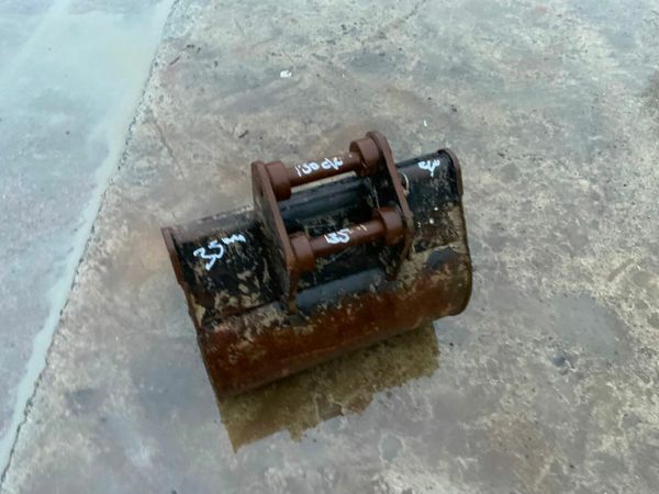 24" MINI DIGGER BUCKET. .....35mm PINS.......2435. 377236401