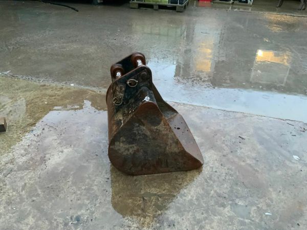 24" MINI DIGGER BUCKET. .....35mm PINS.......2435. 377236402