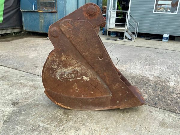24 GEITH DIGGING BUCKET....90mm PINS........263H. 377236500