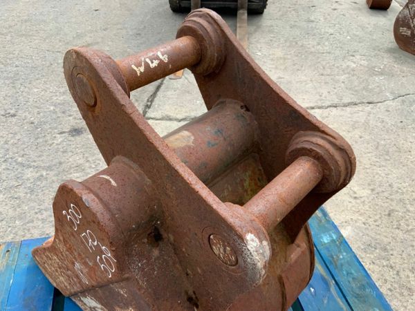 18" DIGGING BUCKET..........50mm PINS.........195w 377236777