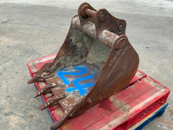 24" GEITH DIGGING BUCKET.....45mm PINS......05624. 377236844