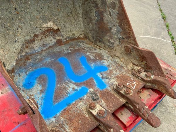 24" GEITH DIGGING BUCKET.....45mm PINS......05624. 377236847