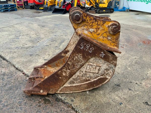 24" CATERPILLAR BUCKET........65mm PINS......187w. 377236906