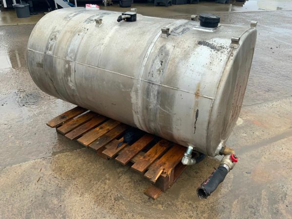 Volvo FH  ALUMINIUM DIESEL / HYDRAULIC SPLIT TANK. 377237297