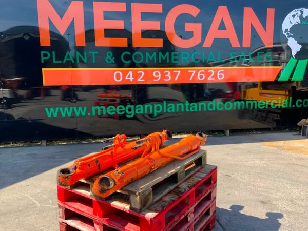 HITACHI EX135 MAIN BOOM HYDRAULIC RAMS. 377237383