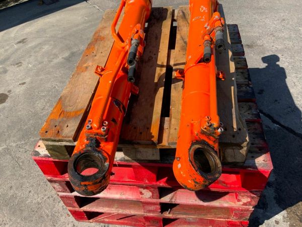 HITACHI EX135 MAIN BOOM HYDRAULIC RAMS. 377237386