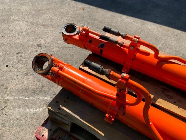 HITACHI EX135 MAIN BOOM HYDRAULIC RAMS. 377237388