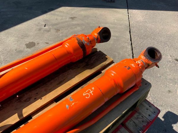 HITACHI EX135 MAIN BOOM HYDRAULIC RAMS. 377237389
