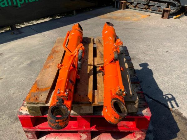 HITACHI EX135 MAIN BOOM HYDRAULIC RAMS. 377237392