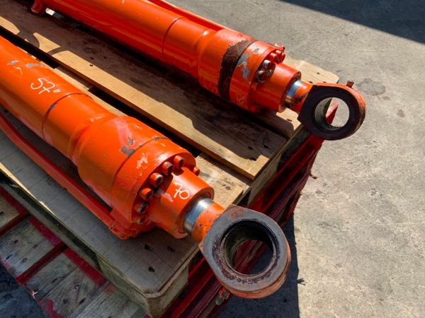 HITACHI EX135 MAIN BOOM HYDRAULIC RAMS. 377237397