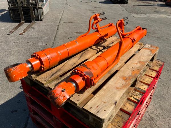 HITACHI EX135 MAIN BOOM HYDRAULIC RAMS. 377237398