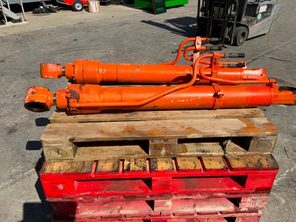HITACHI EX135 MAIN BOOM HYDRAULIC RAMS. 377237399