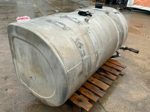 Volvo FH  ALUMINIUM DIESEL / HYDRAULIC SPLIT TANK. 377237301