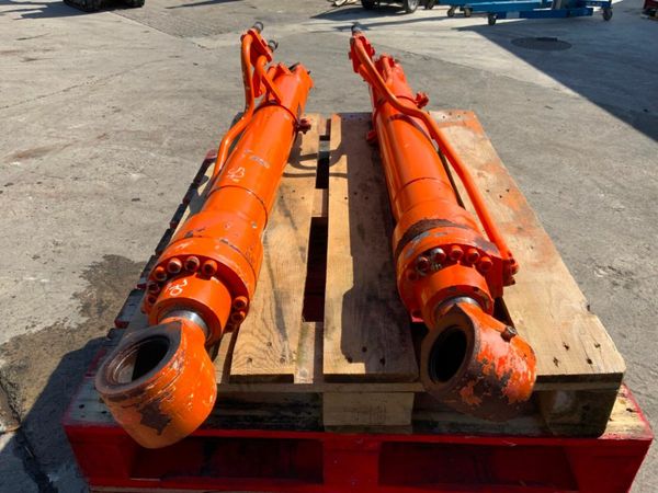 HITACHI EX135 MAIN BOOM HYDRAULIC RAMS. 377237400