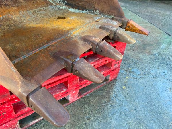 48" GEITH DIGGING BUCKET.....65mm PINS.........115 377237740