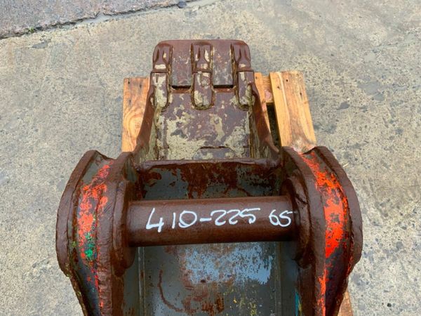 18" VOLVO SCOOP BUCKET.....65mm PINS........1607t. 377237895