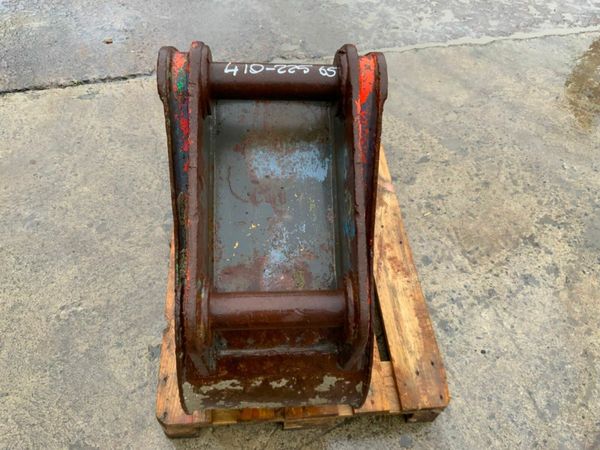 18" VOLVO SCOOP BUCKET.....65mm PINS........1607t. 377237896