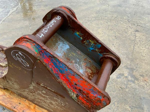 18" VOLVO SCOOP BUCKET.....65mm PINS........1607t. 377237899