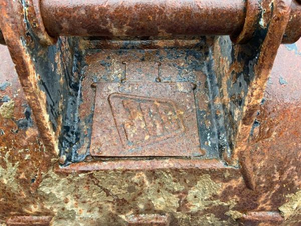 24" JCB DIGGING BUCKET......45mm PINS.......198w. 377238540