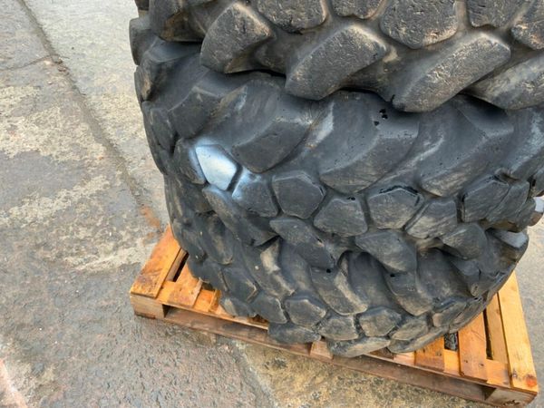JCB SITE MASTER 15.5 x 25 TELEPORTER TYRES....4405 377239066