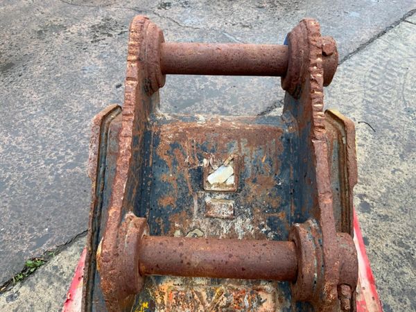 24" GEITH DIGGING BUCKET.......65mm PINS.......202 377239174