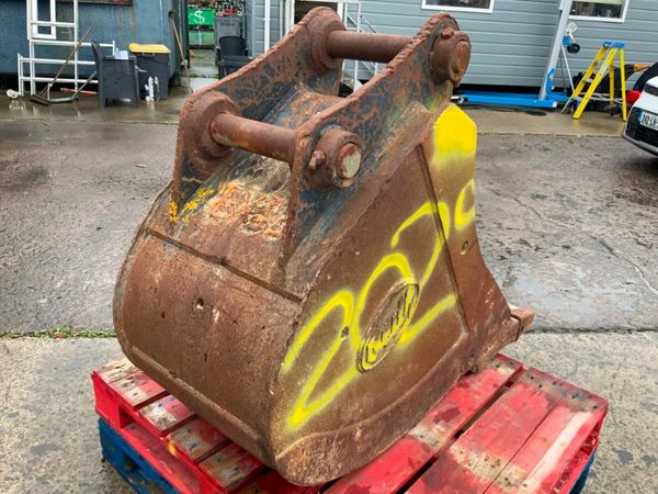 24" GEITH DIGGING BUCKET.......65mm PINS.......202 377239175