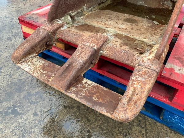 24" GEITH DIGGING BUCKET.......65mm PINS.......202 377239178