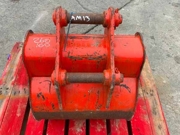 24" CAT DIGGING BUCKET....45mm PINS........142wa. 377239182