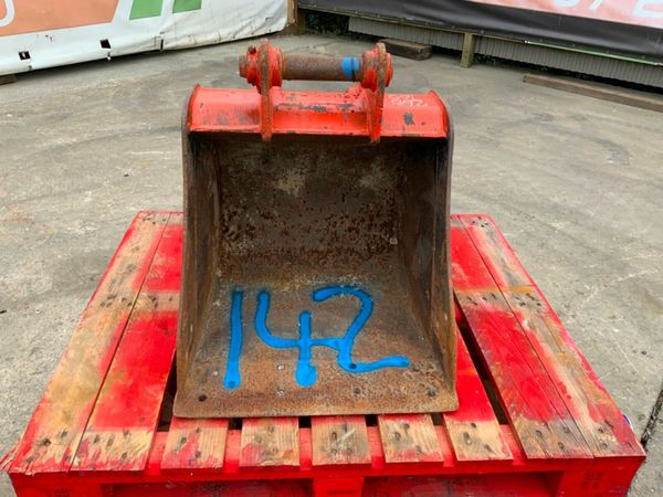 24" CAT DIGGING BUCKET....45mm PINS........142wa. 377239185