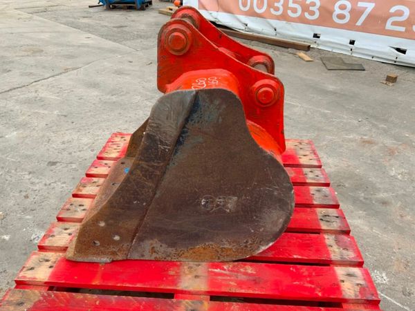 24" CAT DIGGING BUCKET....45mm PINS........142wa. 377239187