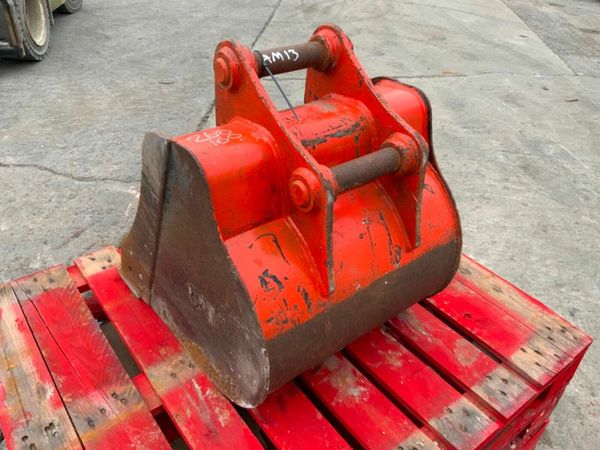 24" CAT DIGGING BUCKET....45mm PINS........142wa. 377239188