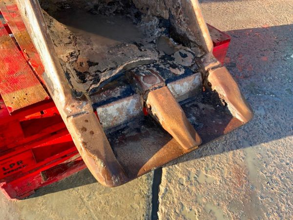 24" GEITH DIGGING BUCKET......65m PINS........621. 377455082