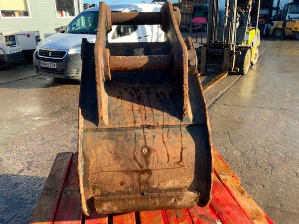 24" GEITH DIGGING BUCKET......65m PINS........621. 377455088