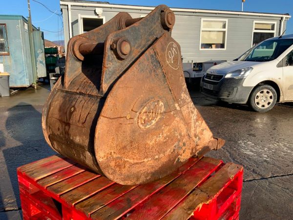 24" GEITH DIGGING BUCKET......65m PINS........621. 377455091