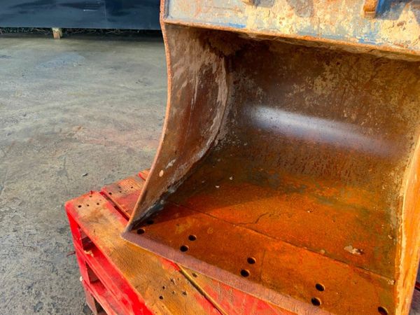 30"  STRICKLAND BUCKET.........50mm PINS........64 377543129