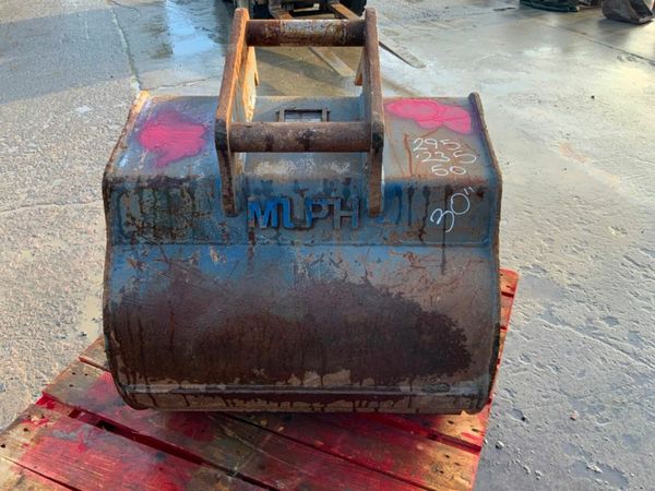 30"  STRICKLAND BUCKET.........50mm PINS........64 377543134