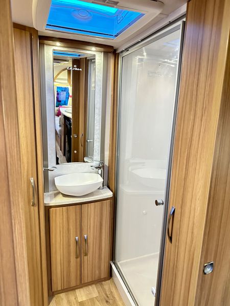 ✨STUNNING 2018 LUNAR ULTIMA 4 BERTH ✨ 377667745