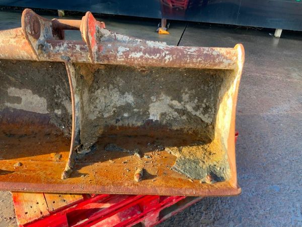 60" GRADING BUCKET......50mm PINS.........022. 377737096