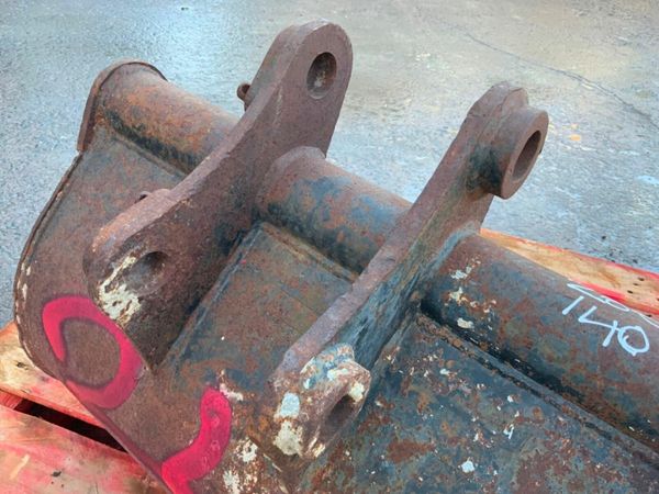 24" MINI DIGGER BUCKET.....35mm PINS.........24. 377737034