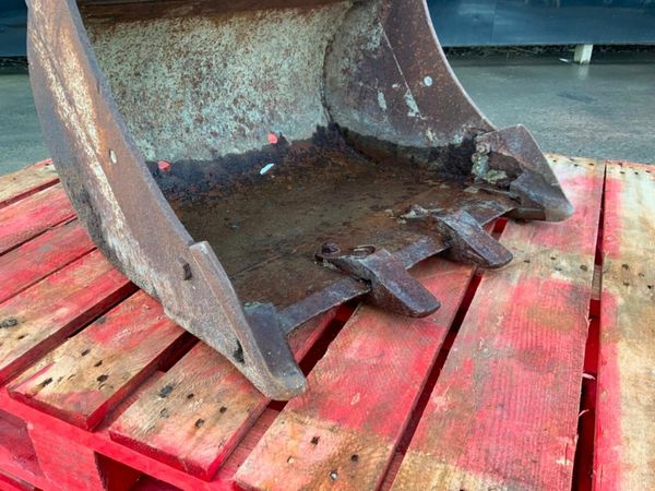 24" MINI DIGGER BUCKET.....35mm PINS.........24. 377737035