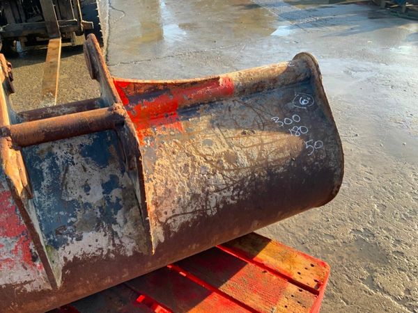 60" GRADING BUCKET......50mm PINS.........022. 377737102