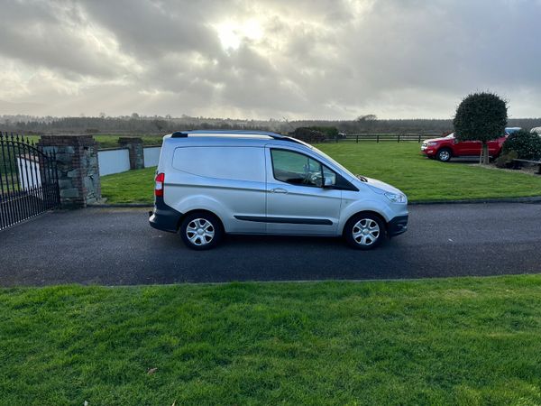 Ford Transit Courier 2015 377970915