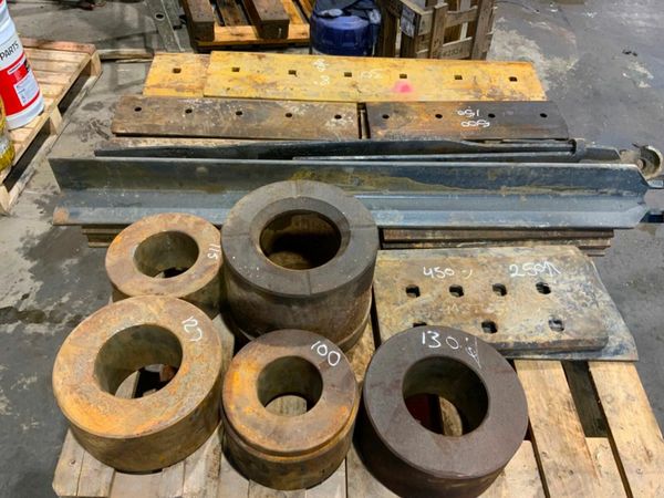 GUMMY BUCKET.........BOLT ON CUTTING EDGES. 377979140