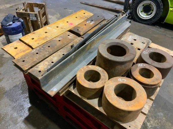 GUMMY BUCKET.........BOLT ON CUTTING EDGES. 377979141