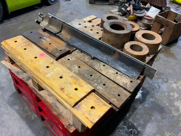 GUMMY BUCKET.........BOLT ON CUTTING EDGES. 377979142