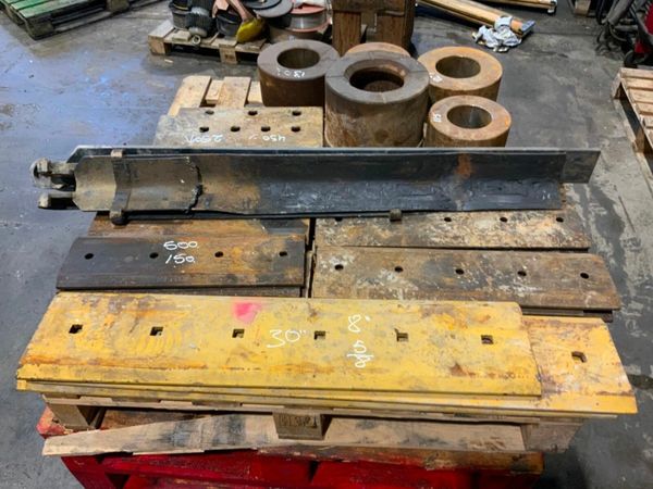 GUMMY BUCKET.........BOLT ON CUTTING EDGES. 377979143