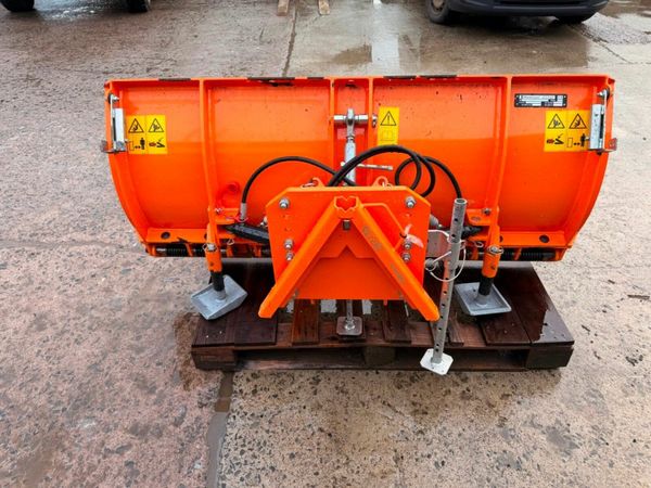 HAKO SWEEPER , SNOW PLOUGH / GRITTER ..239R 378795261