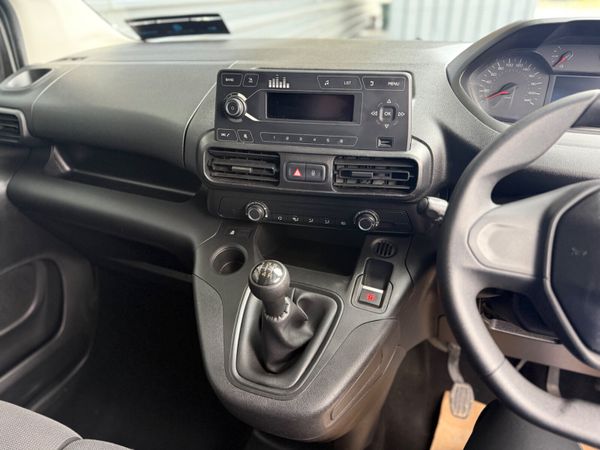 Peugeot Partner 2021 378824406