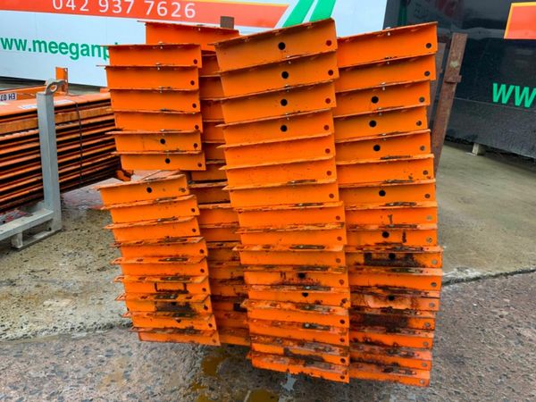 WAREHOUSE STORAGE / PALLET RACKING. 379060949